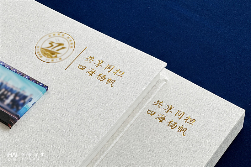 白色皮革烫金的毕业纪念册定制-忆海文化